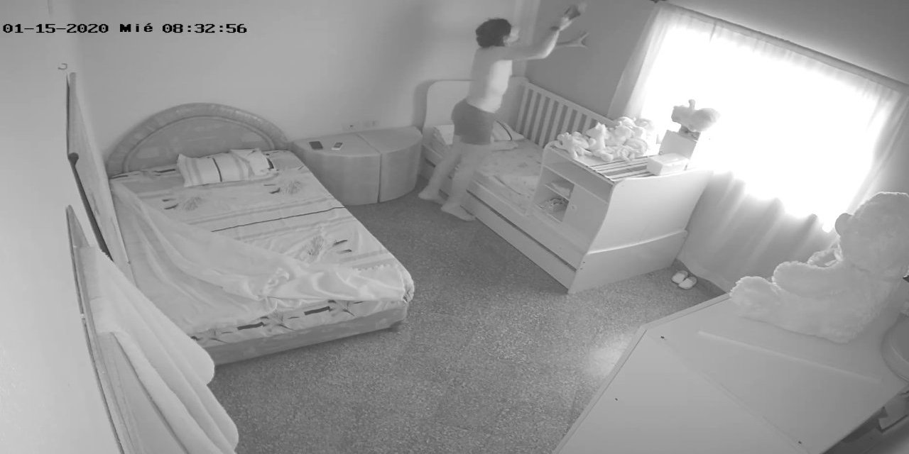 Bebeğini İzlemek İçin Kamera Taktırdı: Eşini Kendisini Aldatırken Yakaladı
