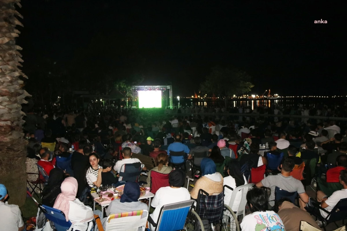 Karadeniz Ereğli’de binlerce kişi milli maçı LED ekrandan izledi